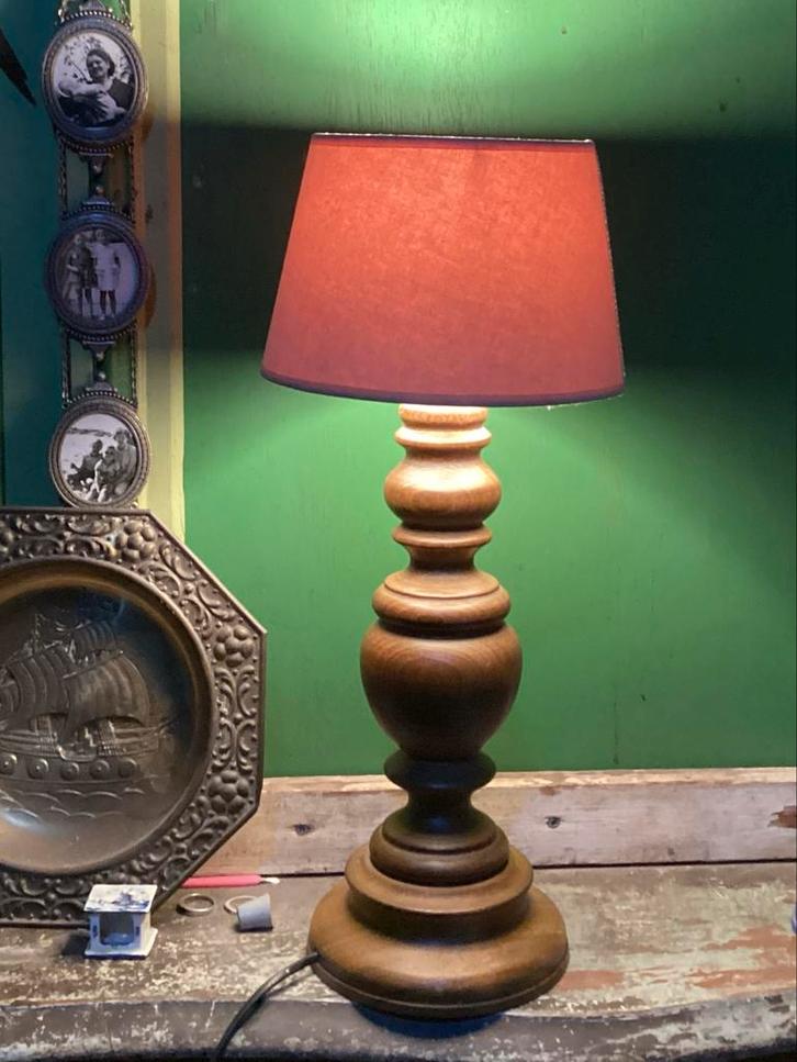 Vintage,brocante Houten Tafellamp met beige  Kap, Huis en Inrichting, Lampen | Tafellampen, Gebruikt, Minder dan 50 cm, Hout, Ophalen of Verzenden
