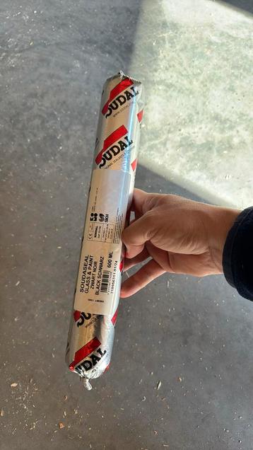 Soudal kitworst 600ml zwart  beschikbaar voor biedingen