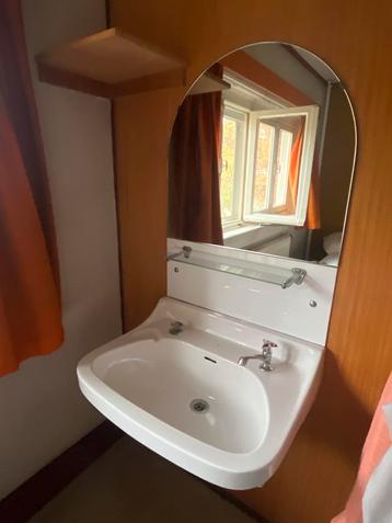 Wastafel met spiegel en kastje beschikbaar voor biedingen