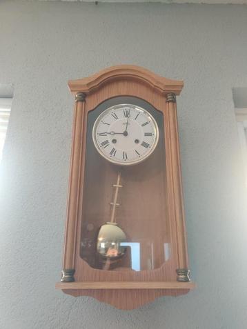 AMS slinger wandklok blank eiken en Nufa kalenderklok beschikbaar voor biedingen