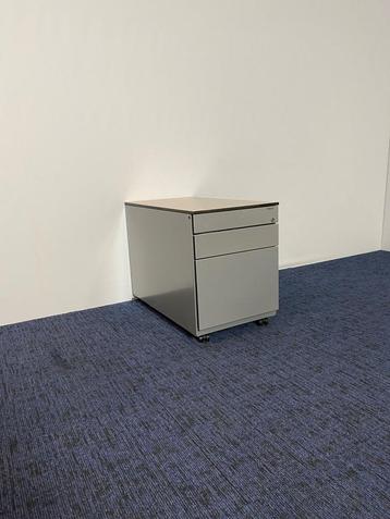 1 x Ladeblok Ahrend, aluminium, H 57 x B 42,5 x D 76 cm. beschikbaar voor biedingen