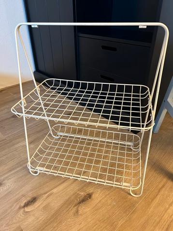 Rek met 2 planken beschikbaar voor biedingen