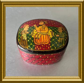 Vintage handgeschilderd papier mache lakdoosje beschikbaar voor biedingen