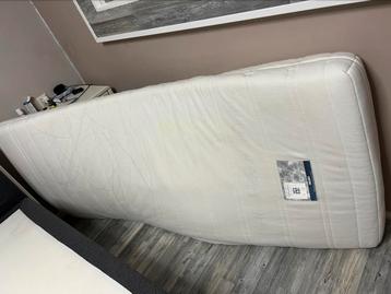2 eenpersoons matrassen 210x90 beschikbaar voor biedingen