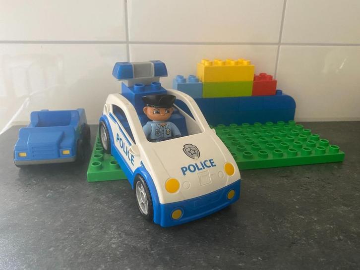 Lego Duplo Politieauto met agent karretje 8x16 groene plaat, Kinderen en Baby's, Speelgoed | Duplo en Lego, Zo goed als nieuw