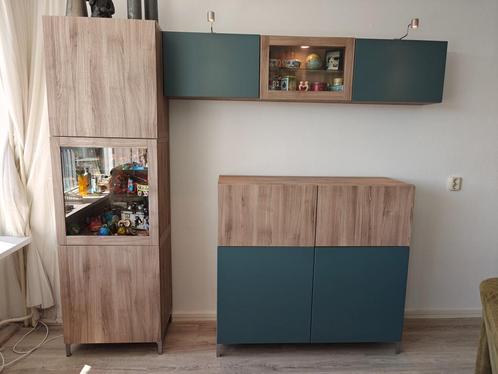 Besta kasten grijsturkoois grijswalnoot vitrines verlichting, Huis en Inrichting, Kasten | Vitrinekasten, Zo goed als nieuw, Met deur(en)