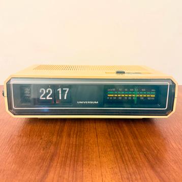 VINTAGE WEKKERRADIO FM FLIP KLOK UNIVERSUM W3855U 1972 beschikbaar voor biedingen
