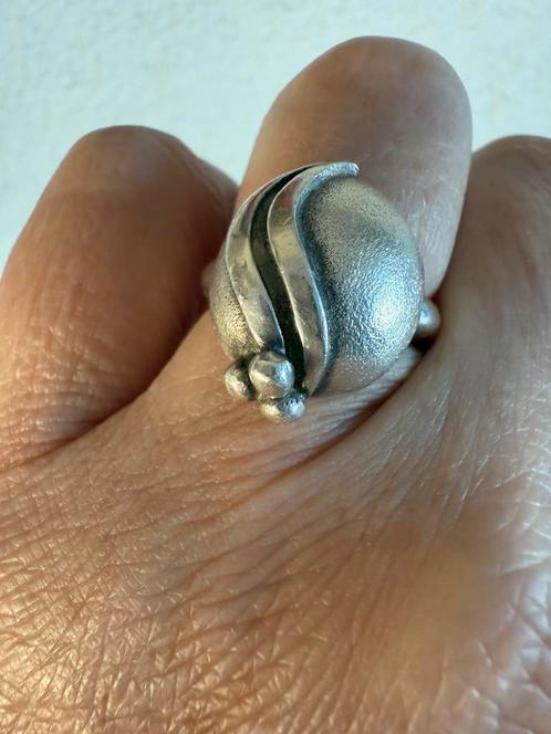 M205/ Degelijke Vintage Zilveren Modernist Ring Scandinavië, Sieraden, Tassen en Uiterlijk, Ringen, Gebruikt, Dame, 17 tot 18