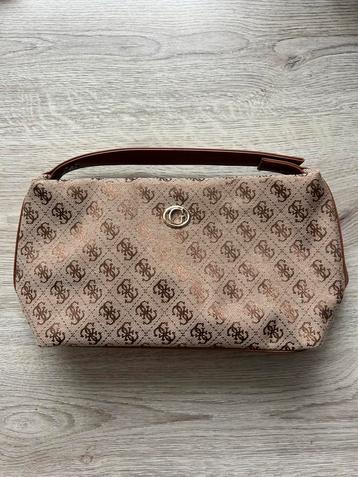 Guess beautycase beschikbaar voor biedingen