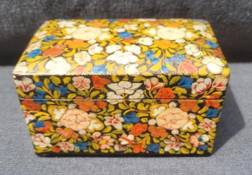 Vintage Kasjmir Lakdoosje met Bloemen beschikbaar voor biedingen