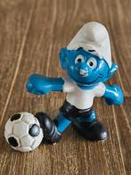 Voetbal smurf in zwart wit tenue, Verzamelen, Smurfen, Ophalen of Verzenden, Zo goed als nieuw, Overige Smurfen, Poppetje, Figuurtje of Knuffel