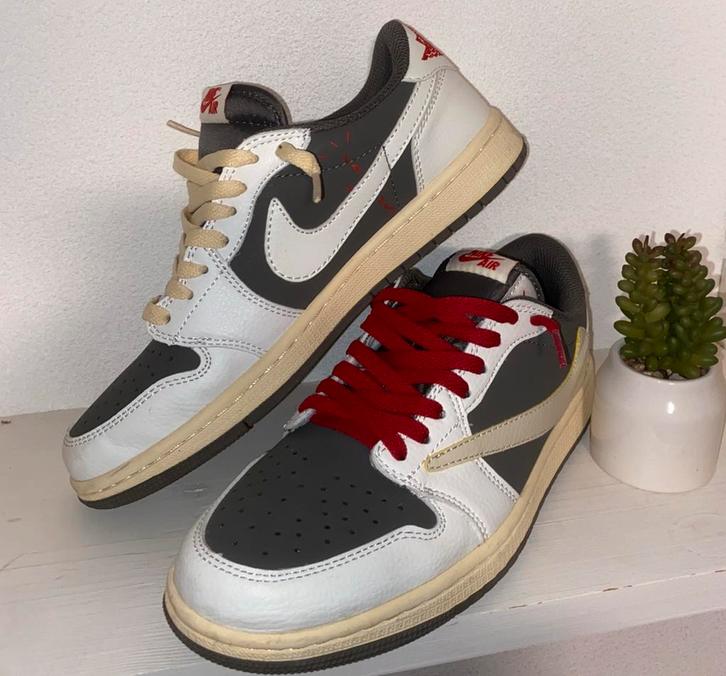 TRAVIS SCOTT X AIR JORDAN 1 LOW OG ‘REVERSE MOCHA’ maat 40, Kleding | Heren, Schoenen, Nieuw, Sneakers of Gympen, Wit, Ophalen of Verzenden