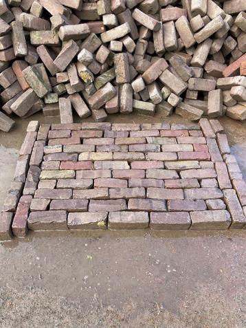 Goedkoop oud gebakken dikformaat klinkers op pallets beschikbaar voor biedingen