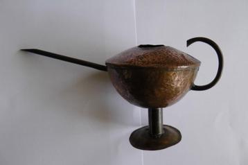 Antiek koperen kannetje op messing voet beschikbaar voor biedingen