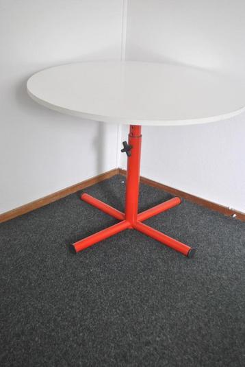Tafel, in hoogte verstelbaar, diameter 90 cm beschikbaar voor biedingen