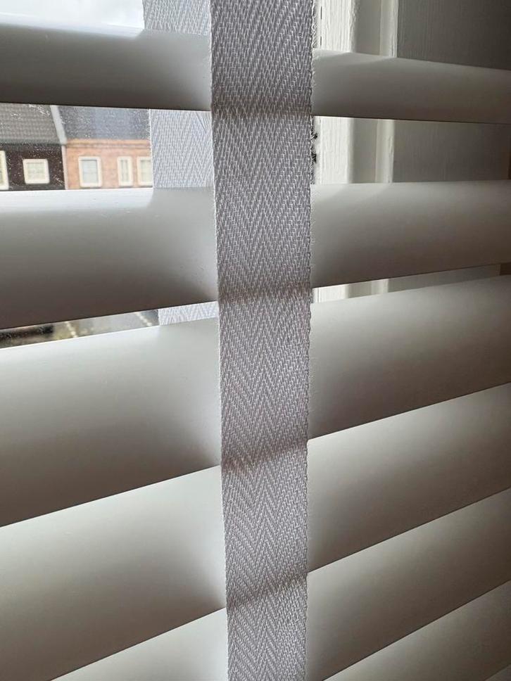 Luxaflex jaloezieën wit 50mm met 3x witte band 164cm breed, Huis en Inrichting, Stoffering | Gordijnen en Lamellen, 150 tot 200 cm