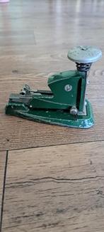 Antieke nietmachine, Ophalen