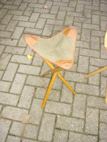 Tripod krukje canvas zitting beschikbaar voor biedingen