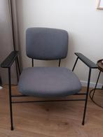 Stoel, grijs, zwarte houten leuningen, ijzer onderstel., Ophalen, Grijs, Metaal, Eén