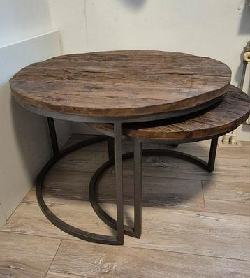 Set van twee robuuste hardhouten tafeltjes