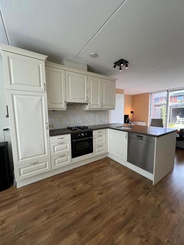 Complete L-keuken incl. apparatuur – eind augustus weg beschikbaar voor biedingen