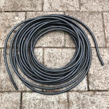 Dikke zwarte electriciteitskabel ca 19m met drie aders beschikbaar voor biedingen