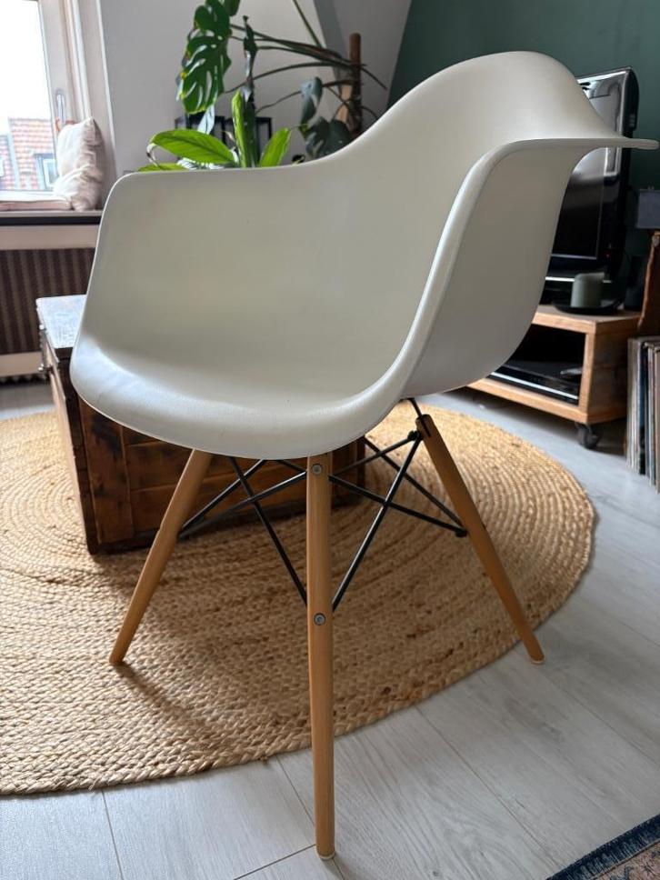 4 witte kuipstoelen met houten frame (Vitra Eames replica), Huis en Inrichting, Stoelen, Gebruikt, Vier, Hout, Kunststof, Wit
