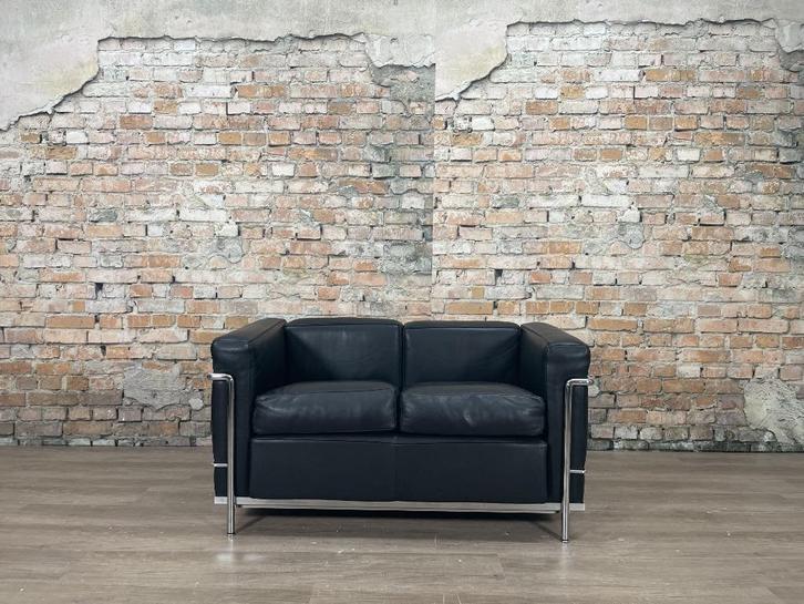 Cassina LC2 sofa bij TheReSales, Huis en Inrichting, Banken | Bankstellen, Zo goed als nieuw, Rechte bank, Tweepersoons, Minder dan 150 cm
