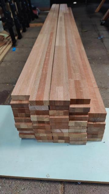 120m Meranti koplatten/plinten 18*55mm 47 lengtes van 257cm beschikbaar voor biedingen