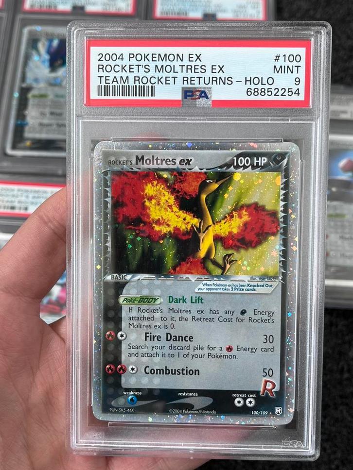 Pokémon PSA 9 Moltres ex #100 Team Rocket Returns, Hobby en Vrije tijd, Verzamelkaartspellen | Pokémon, Zo goed als nieuw, Losse kaart