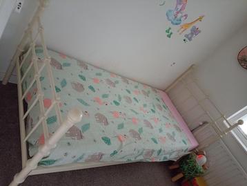 Mooi bed 200x90 beschikbaar voor biedingen