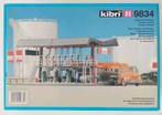 KIBRI H0 9834 MIRO vulstation met SCANIA tankwagenoplegger, Hobby en Vrije tijd, Modeltreinen | H0, Ophalen of Verzenden, Brug, Tunnel of Gebouw