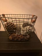 Decoratieve draadmand met dennenappels, Ophalen of Verzenden, Gebruikt