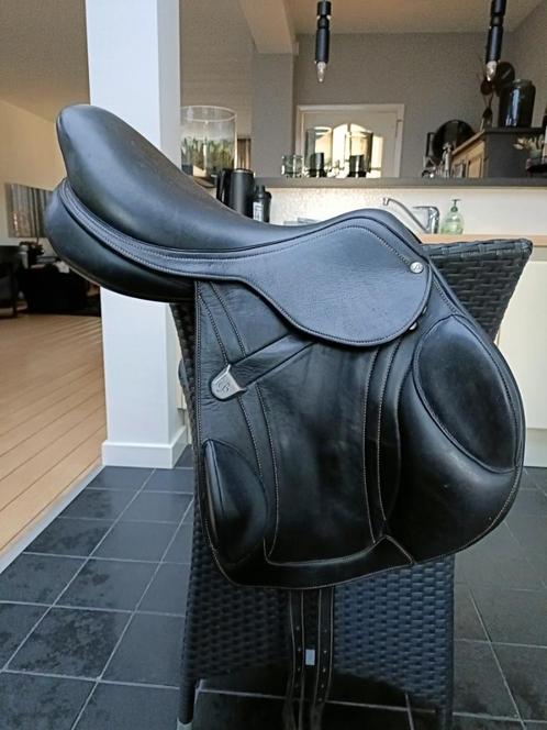 Bates advanta springzadel 17,5”, Dieren en Toebehoren, Paarden en Pony's | Zadels, Zo goed als nieuw, Springen, Ophalen