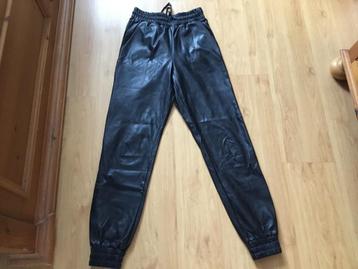 Zwarte nepleren broek van LA Sisters. Maat XS beschikbaar voor biedingen