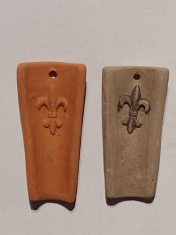 keramische Franse dakpan met fleur de lys / beige of terra beschikbaar voor biedingen