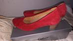 Mooie suède rode hakschoenen maat 39 van het merk Gabor., Kleding | Dames, Schoenen, Ophalen, Zo goed als nieuw, Rood, Sneakers of Gympen