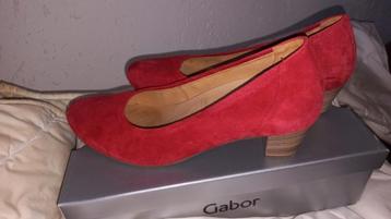 Mooie suède rode hakschoenen maat 39 van het merk Gabor. beschikbaar voor biedingen