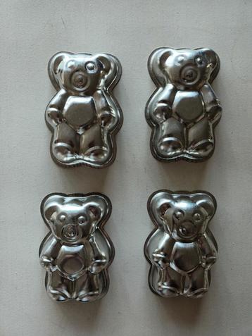 4 Vintage Beren bakvormpjes beschikbaar voor biedingen
