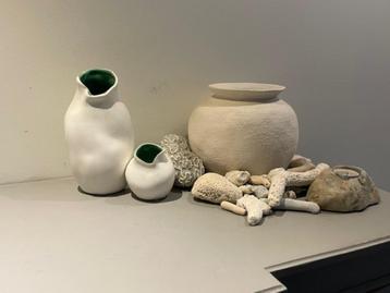 2 x design vazen keramiek Wit met groen glazuur Pierre Green beschikbaar voor biedingen