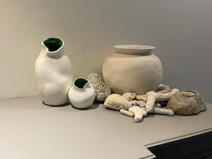 2 x design vazen keramiek Wit met groen glazuur Pierre Green, Huis en Inrichting, Woonaccessoires | Vazen, Zo goed als nieuw, Wit