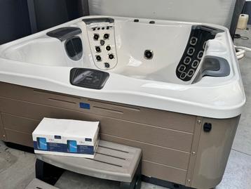 Tweedehands Villeroy & Boch Jacuzzi beschikbaar voor biedingen