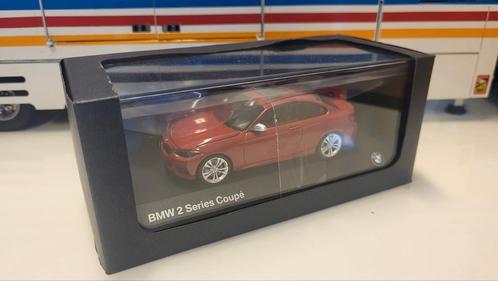 Minichamps BMW 2-Serie Coupe Red Dealer Edition, Hobby en Vrije tijd, Modelauto's | 1:43, Zo goed als nieuw, Auto, MiniChamps