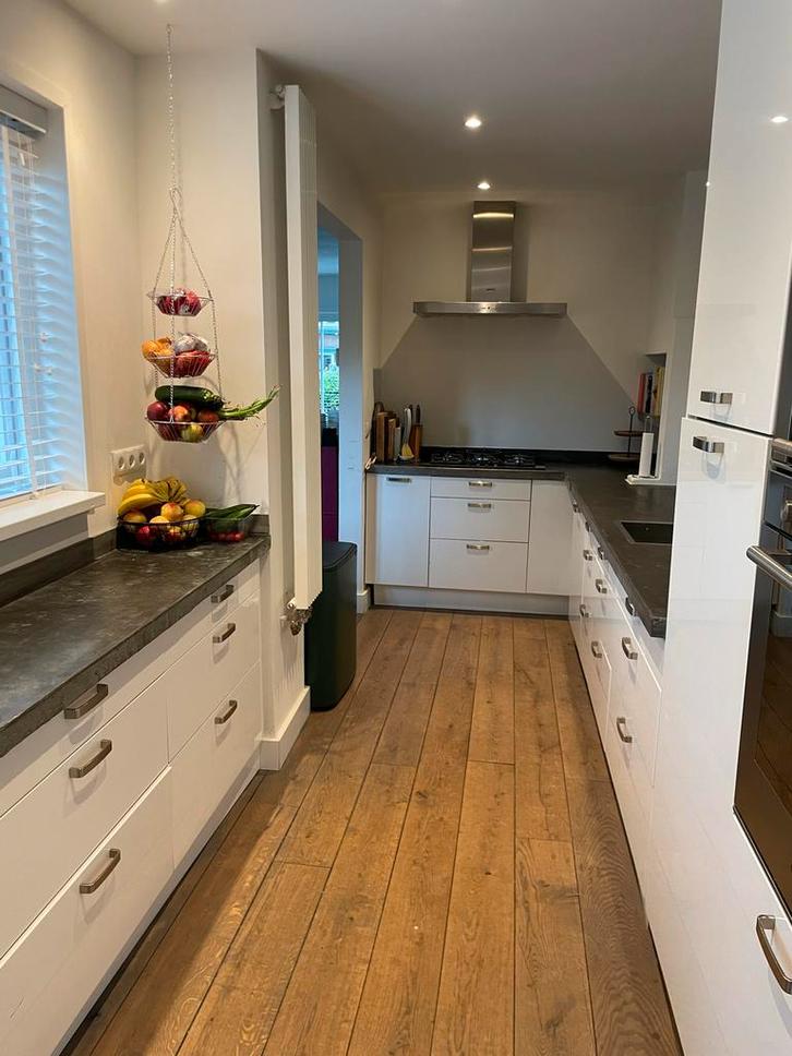 IKEA Hoekkeuken met Smeg afzuigkap en Siemens kookplaat, Huis en Inrichting, Keuken | Complete keukens, Gebruikt, Hoekkeuken, Wit