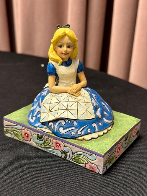 Disney Traditions Alice ‘Awaiting an Adventure’, Verzamelen, Beelden en Beeldjes, Zo goed als nieuw, Ophalen of Verzenden