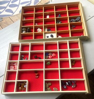 Halfedelstenen in doos met 2 lades beschikbaar voor biedingen