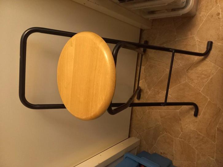 Inklapbare Zit- en Stakruk, strijken, koken, bureau, Huis en Inrichting, Barkrukken, Zo goed als nieuw, 60 tot 90 cm, 1 kruk, Ophalen