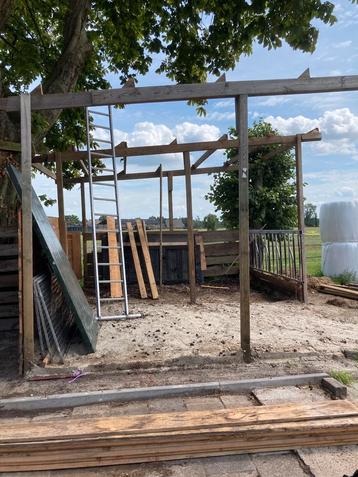 Partij palen, planken en deuren voor overkapping beschikbaar voor biedingen