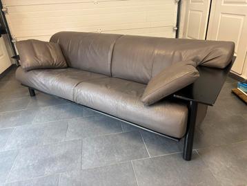 Designbank leer met geïntegreerde zijtafels en metalen frame beschikbaar voor biedingen
