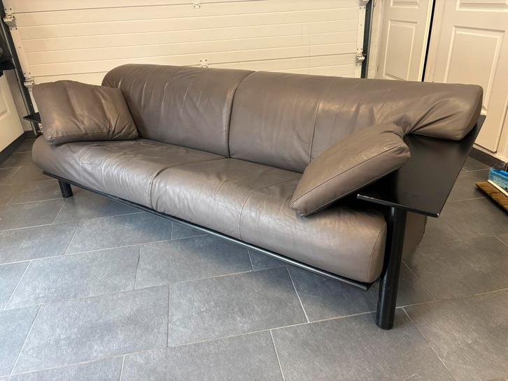 Designbank leer met geïntegreerde zijtafels en metalen frame, Huis en Inrichting, Banken | Sofa's en Chaises Longues, Zo goed als nieuw